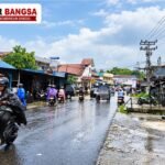 Ilustrasi genangan air di jalan saat hujan deras di Teluk Dalam, Nias Selatan