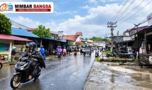 Ilustrasi genangan air di jalan saat hujan deras di Teluk Dalam, Nias Selatan Ilustrasi genangan air di jalan saat hujan deras di Teluk Dalam, Nias Selatan