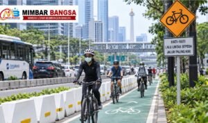 Jalur sepeda di Jakarta dipastikan tetap dipertahankan Pemprov DKI, meski sejumlah ruas masih akan dievaluasi.