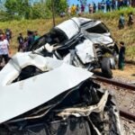 Kondisi mobil rusak parah terseret usai tertemper KA Ijen Ekspres di petak jalan perbatasan Tanggul-Bangsalsari, Kabupaten Jember, Jawa Timur,