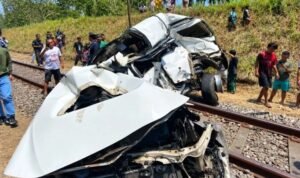 Kondisi mobil rusak parah terseret usai tertemper KA Ijen Ekspres di petak jalan perbatasan Tanggul-Bangsalsari, Kabupaten Jember, Jawa Timur,