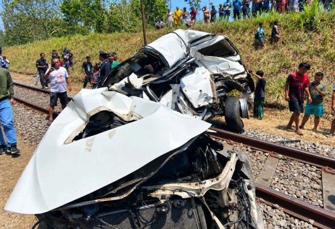 Kondisi mobil rusak parah terseret usai tertemper KA Ijen Ekspres di petak jalan perbatasan Tanggul-Bangsalsari, Kabupaten Jember, Jawa Timur,