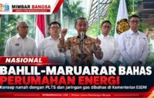Bahlil Lahadalia dan Maruarar Sirait membahas perumahan berbasis PLTS dan jaringan gas di Kementerian ESDM Jakarta.