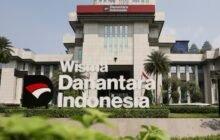 Ilustrasi aktivitas pasar saham Indonesia dengan grafik IHSG dan identitas Danantara.
