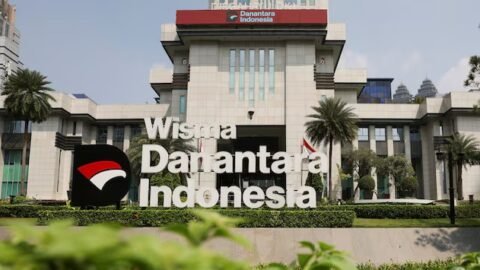 Ilustrasi aktivitas pasar saham Indonesia dengan grafik IHSG dan identitas Danantara.