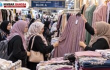 Deretan gamis dan busana muslim yang diperdagangkan di kawasan Pasar Tanah Abang, Jakarta Pusat
