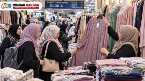Gamis Tanah Abang Diminati Pembeli Malaysia, Harga dan Pilihan Model Jadi Daya Tarik 38 Deretan gamis dan busana muslim yang diperdagangkan di kawasan Pasar Tanah Abang, Jakarta Pusat