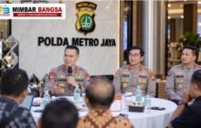 Kapolda Metro Jaya Komjen Pol Dadang Hartanto membuka layanan WhatsApp 0811-8129-494 sebagai saluran pengaduan, kritik, dan saran masyarakat terkait pelayanan kepolisian.