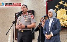 Kapolri Jenderal Pol. Suyudi Ario Seto (kiri) bersama Menteri Komunikasi dan Digital (Menkomdigi) Meutya Hafid