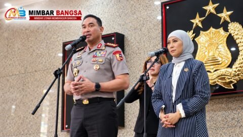 Kapolri Jenderal Pol. Suyudi Ario Seto (kiri) bersama Menteri Komunikasi dan Digital (Menkomdigi) Meutya Hafid
