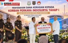 Kepala BPA Kejaksaan Patris Yusrian Jaya menyerahkan dana secara simbolis kepada perwakilan korban KSP Indosurya di Jakarta Selatan.