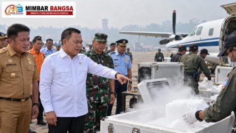 Menko PMK Sugiono menjajaki dry ice untuk mengatasi kabut asap karhutla. Sumatera Selatan menyiapkan uji coba di Palembang pada Kamis, 15 Oktober 2026.