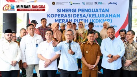 Menteri Koordinator Bidang Pangan Zulkifli Hasan membahas kesiapan operasional Koperasi Desa Merah Putih