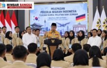Menteri P2MI Mukhtarudin pada kegiatan pelepasan 357 pekerja migran Indonesia ke Korea Selatan dan Jerman di Depok, 12 Oktober 2026.