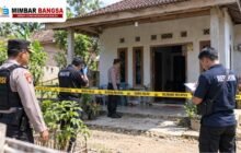 Polisi melakukan penanganan kasus pembunuhan tiga anggota satu keluarga di Tulang Bawang, Lampung.