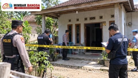 Polisi melakukan penanganan kasus pembunuhan tiga anggota satu keluarga di Tulang Bawang, Lampung.