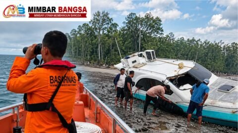 Speedboat milik Pemkab Fakfak mengalami kebocoran di perairan Sorong Selatan dengan 10 penumpang berhasil selamat.