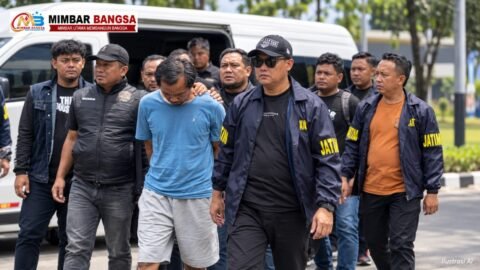 Tim Laboratorium Forensik Polda Jawa Timur melakukan olah TKP terkait dugaan pembunuhan ibu dan anak di Madiun pada 26 Oktober 2026.