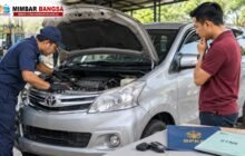 Pemeriksaan mesin Toyota Avanza bekas dan kelengkapan dokumen kendaraan sebelum pembelian.